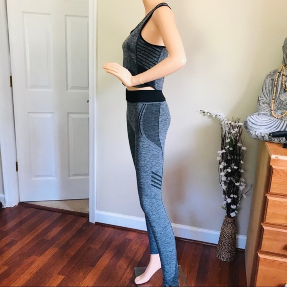NEW MIX SPORT TANK TOP AND BOTTOMS, ONE SIZE, NEW WITHOUT TAGS